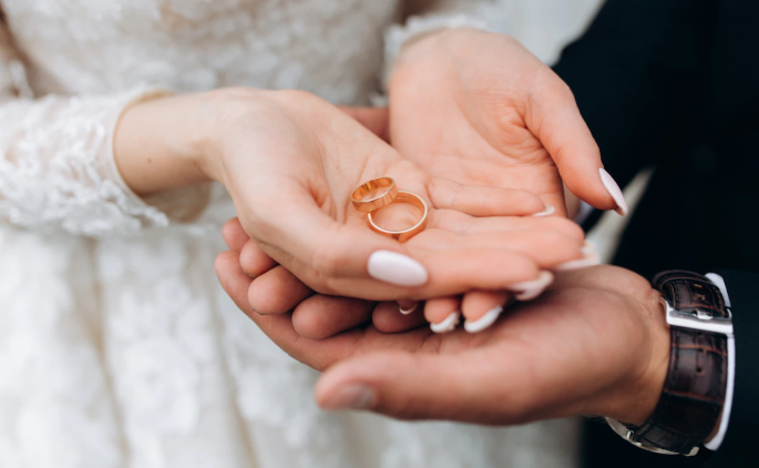 Почему женихи и невесты опять выбирают золото?