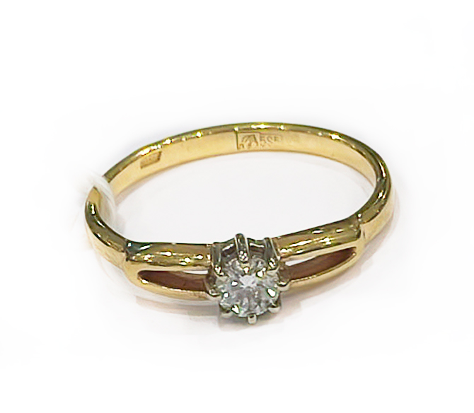 Золотое кольцо с бриллиантом 11000100