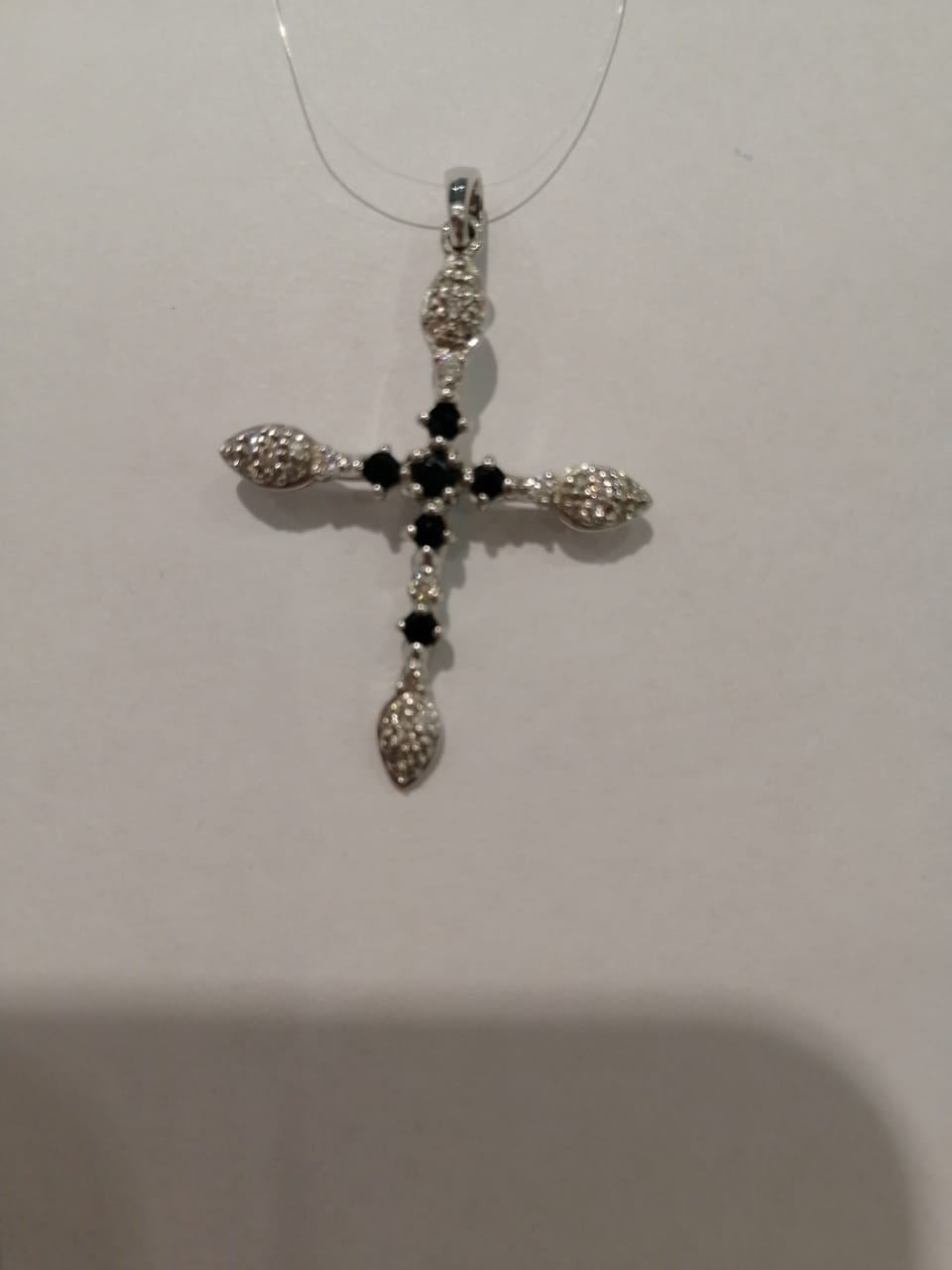 Крест из белого золота с бриллиантом и сапфиром п10100св
