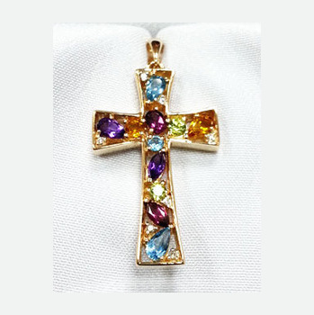 241091-15 Золотой крест с аметистом, бриллиантом, перидотом, родолитом, топазом и цитрином